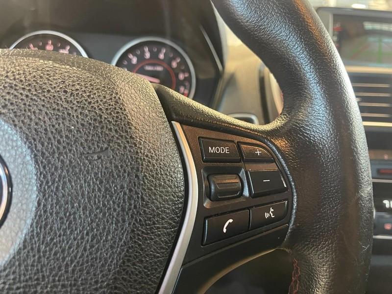 BMW 2 Series Vehicle Full-screen Gallery Image 24