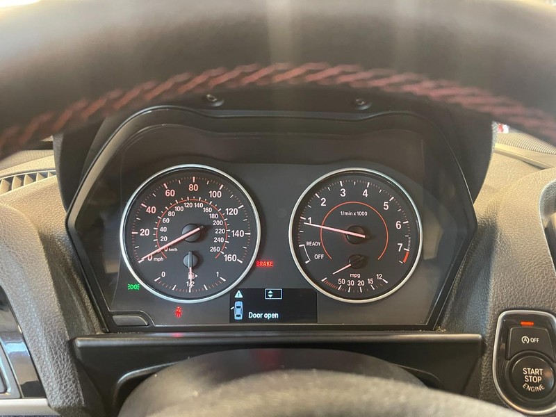 BMW 2 Series Vehicle Full-screen Gallery Image 25