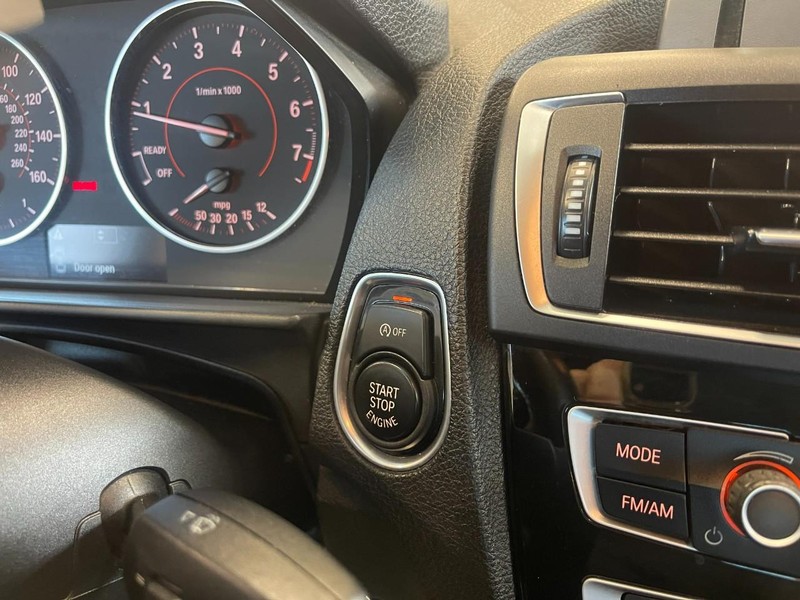 BMW 2 Series Vehicle Full-screen Gallery Image 26