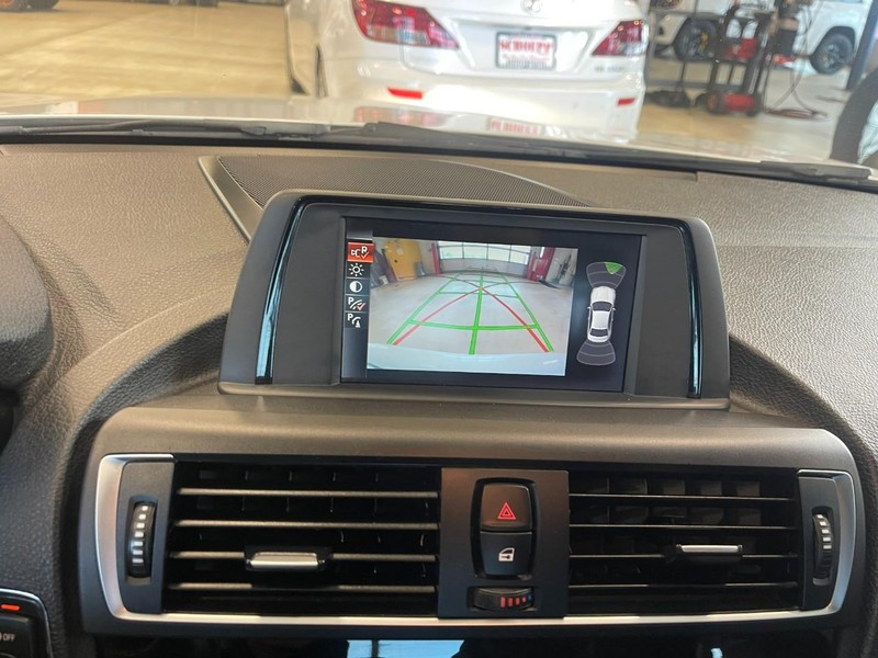 BMW 2 Series Vehicle Full-screen Gallery Image 27