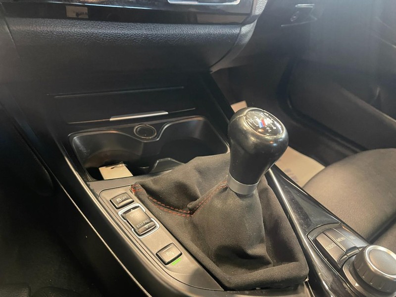 BMW 2 Series Vehicle Full-screen Gallery Image 29