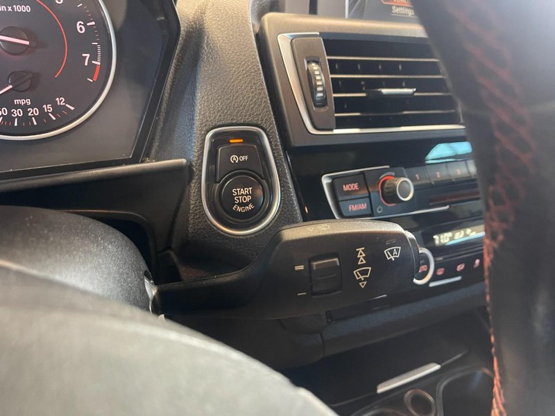 BMW 2 Series Vehicle Full-screen Gallery Image 30