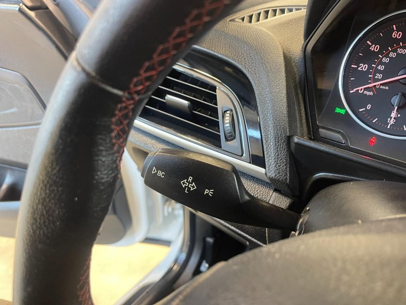 BMW 2 Series Vehicle Full-screen Gallery Image 31