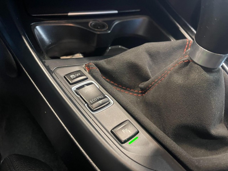 BMW 2 Series Vehicle Full-screen Gallery Image 32