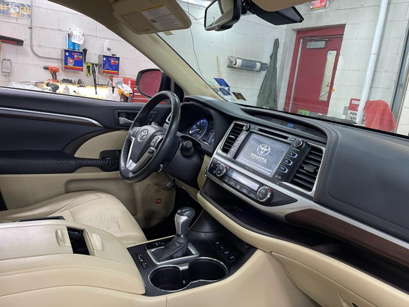 Toyota Highlander Vehicle Image 02