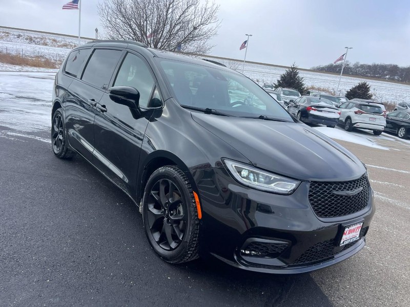 Chrysler Pacifica Vehicle Image 02