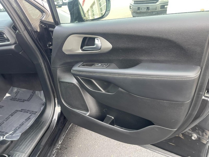 Chrysler Pacifica Vehicle Image 06