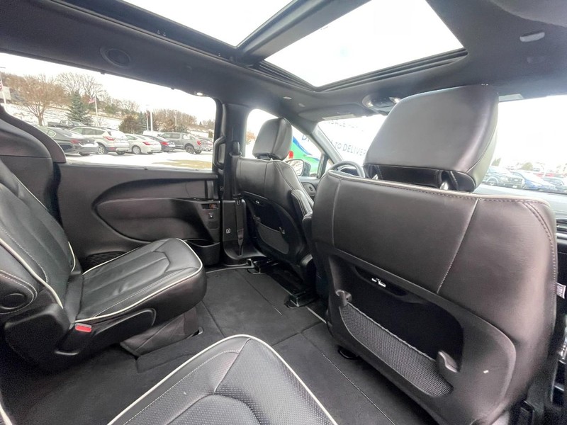 Chrysler Pacifica Vehicle Image 09