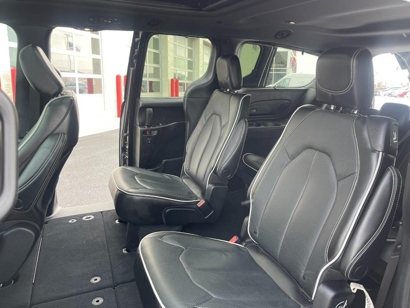 Chrysler Pacifica Vehicle Image 13