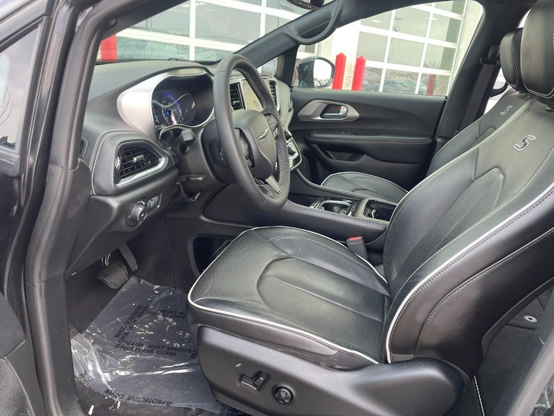 Chrysler Pacifica Vehicle Image 14