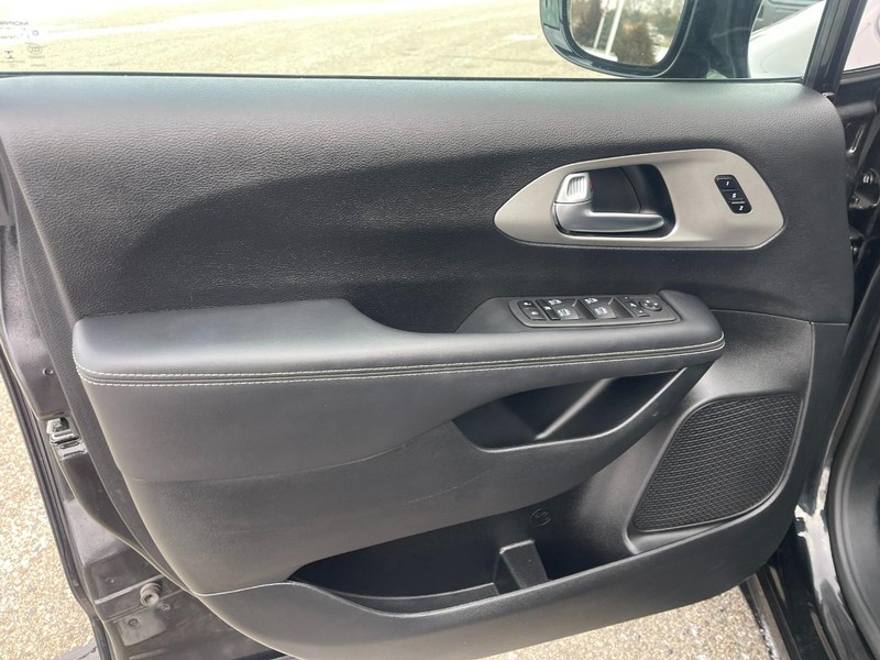 Chrysler Pacifica Vehicle Image 15