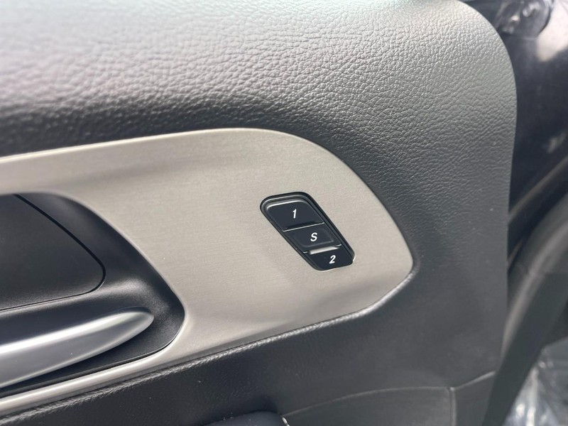 Chrysler Pacifica Vehicle Image 16