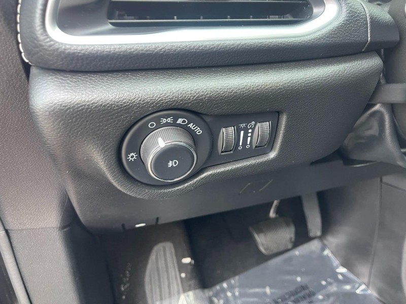 Chrysler Pacifica Vehicle Image 17