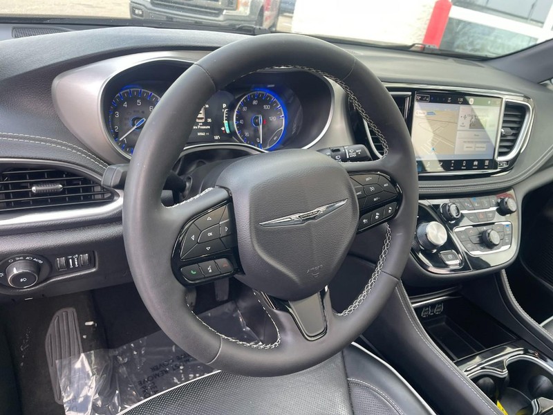 Chrysler Pacifica Vehicle Image 18