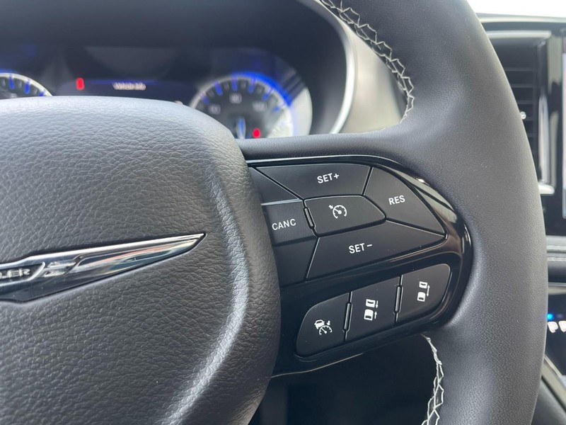 Chrysler Pacifica Vehicle Image 20