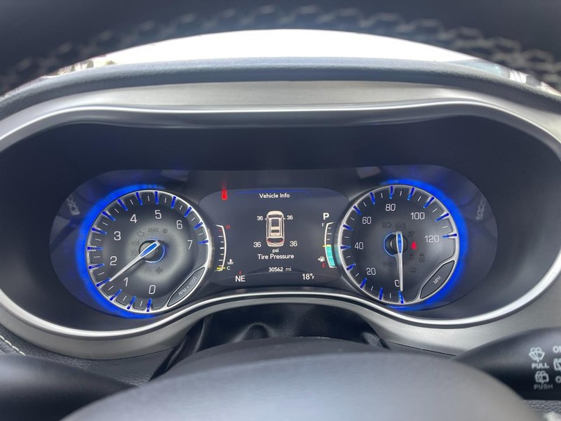 Chrysler Pacifica Vehicle Image 21