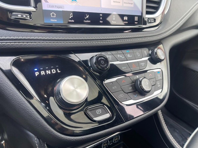 Chrysler Pacifica Vehicle Image 22