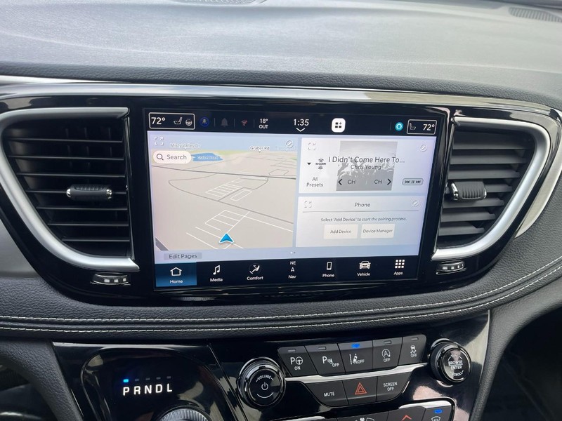 Chrysler Pacifica Vehicle Image 23