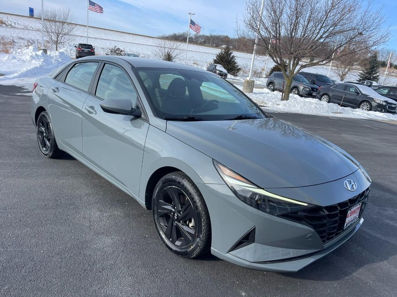 Hyundai Elantra Vehicle Image 02