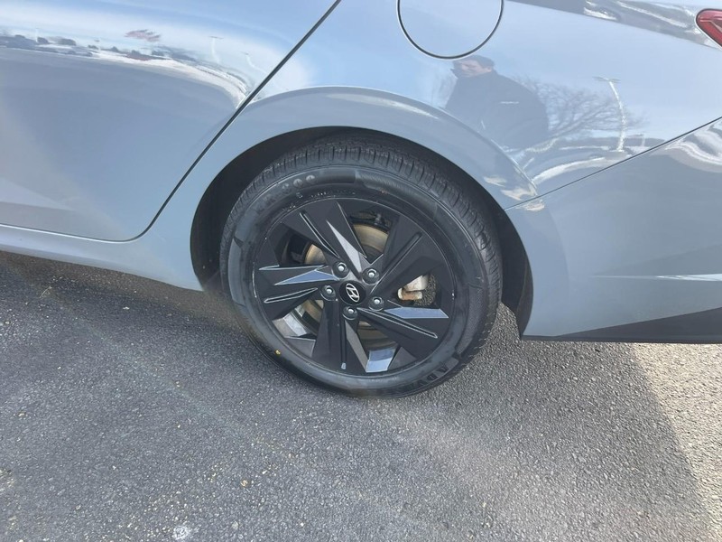 Hyundai Elantra Vehicle Image 05