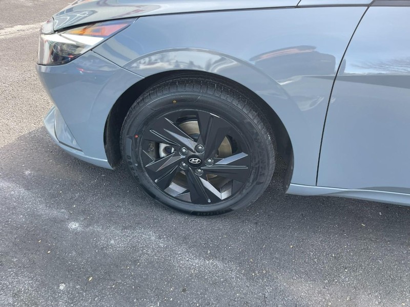 Hyundai Elantra Vehicle Image 06