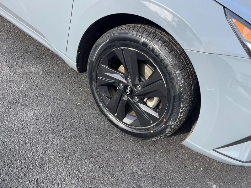 Hyundai Elantra Vehicle Image 07