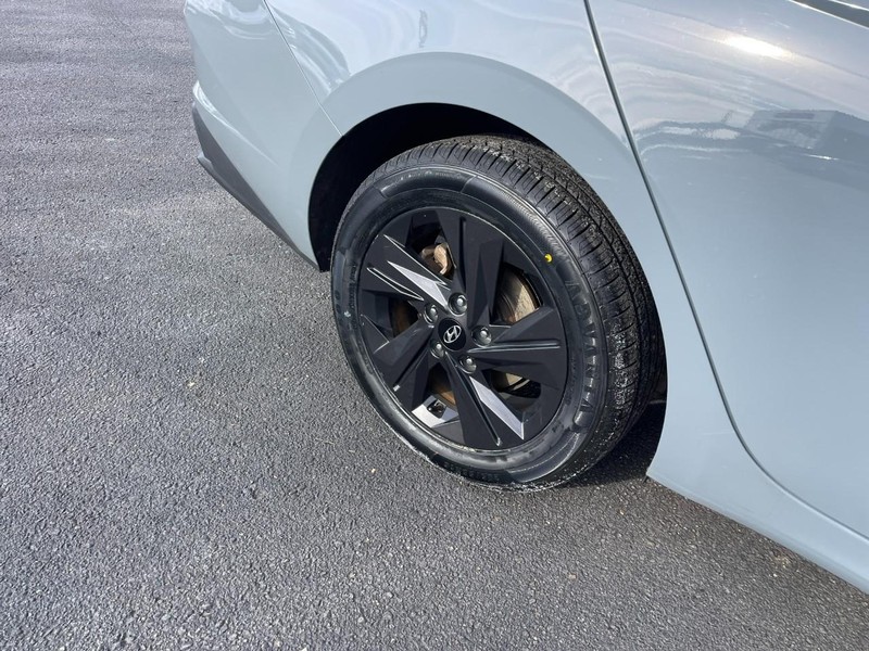 Hyundai Elantra Vehicle Image 08