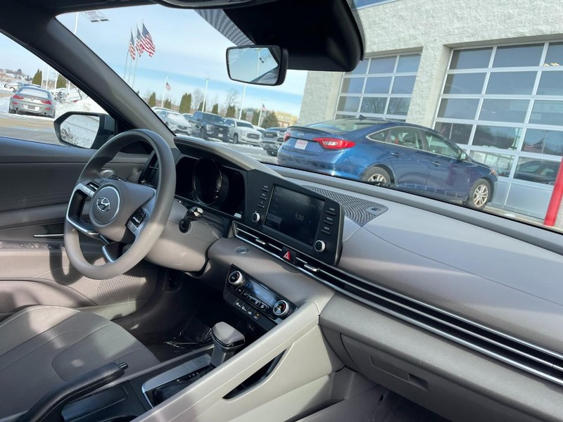 Hyundai Elantra Vehicle Image 09