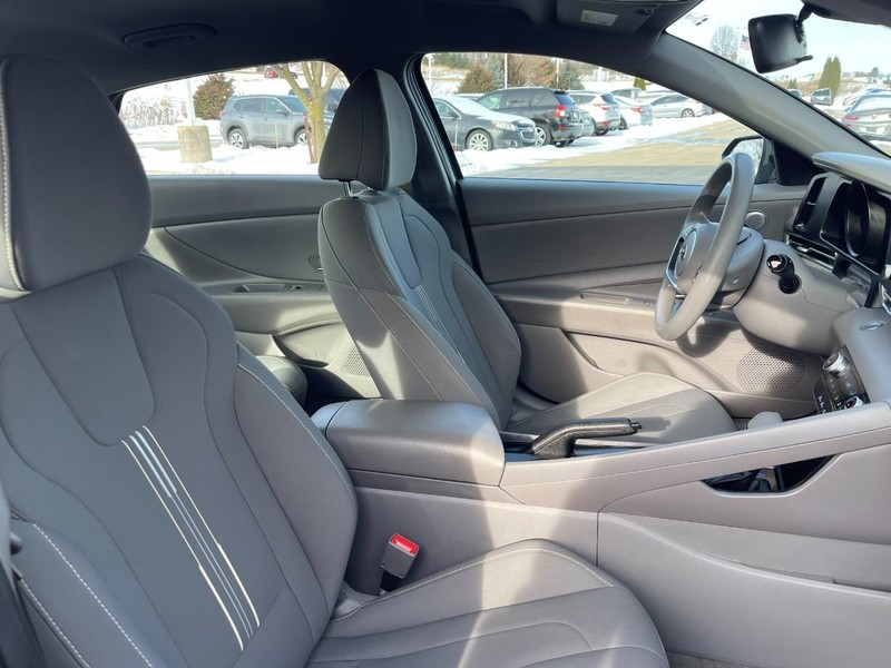 Hyundai Elantra Vehicle Image 10