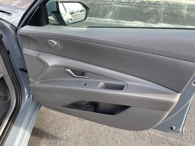 Hyundai Elantra Vehicle Image 11