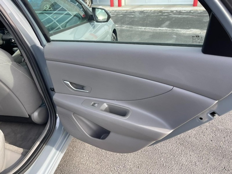 Hyundai Elantra Vehicle Image 13