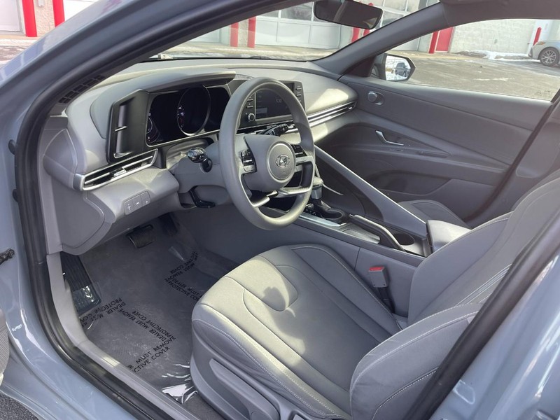 Hyundai Elantra Vehicle Image 17