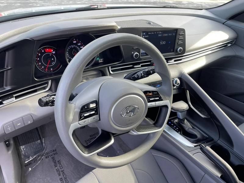 Hyundai Elantra Vehicle Image 19