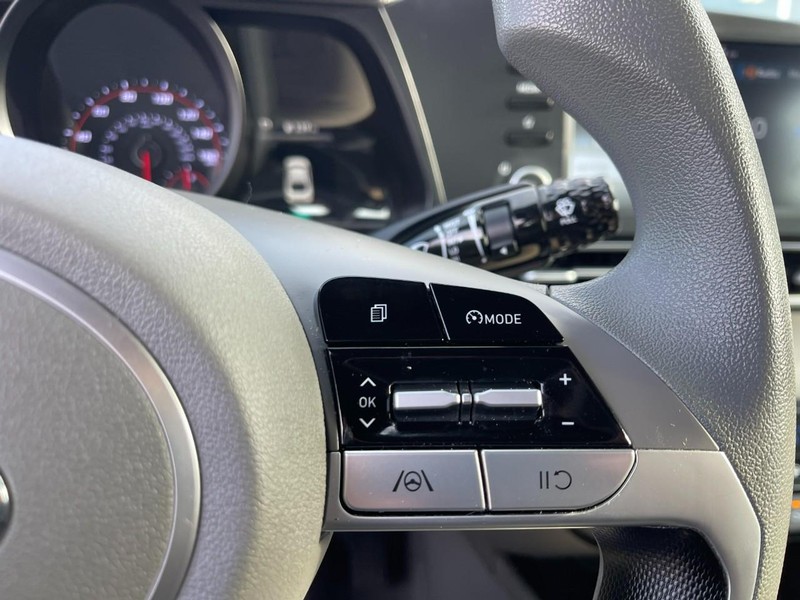 Hyundai Elantra Vehicle Image 21