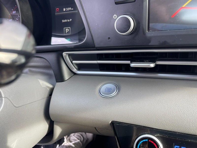 Hyundai Elantra Vehicle Image 26