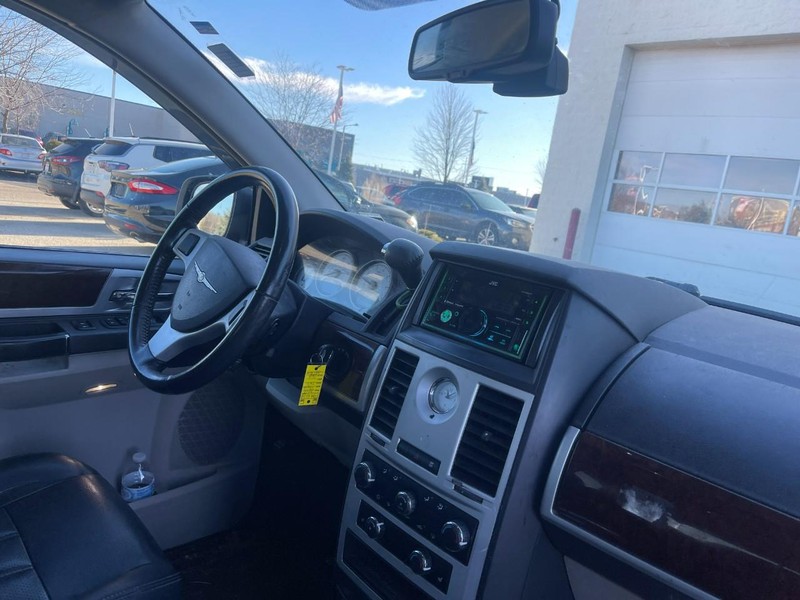 Chrysler Town & Country Vehicle Image 02