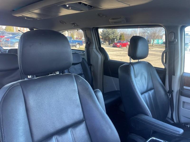 Chrysler Town & Country Vehicle Image 03