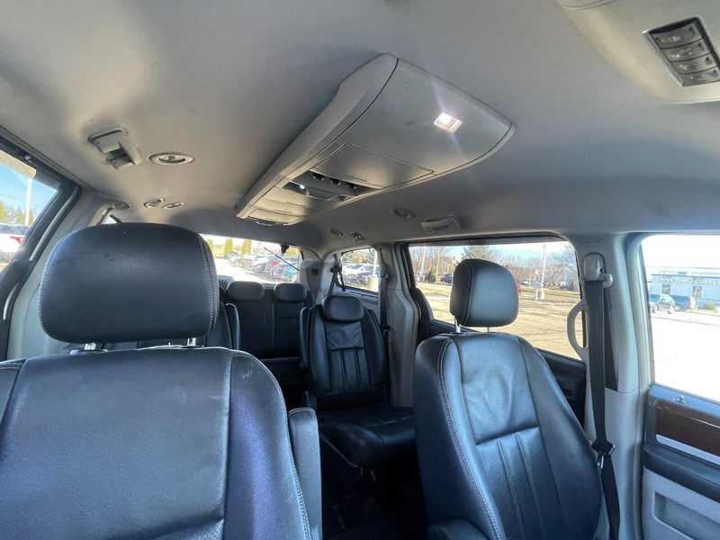 Chrysler Town & Country Vehicle Image 04
