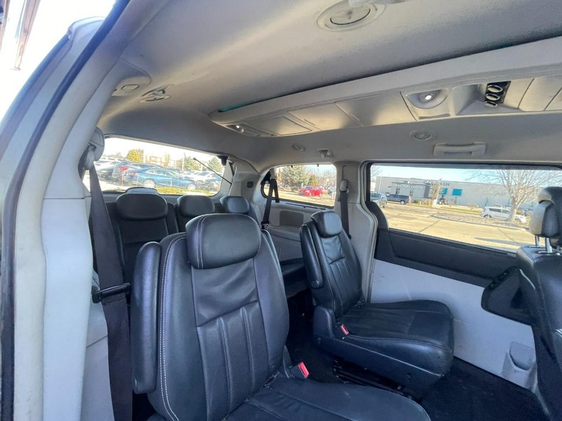 Chrysler Town & Country Vehicle Image 05