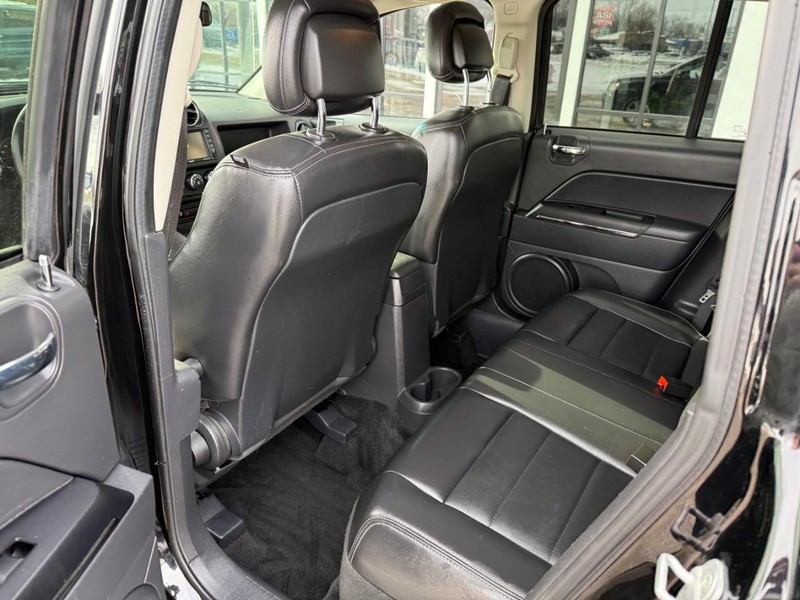 Jeep Compass Vehicle Full-screen Gallery Image 10