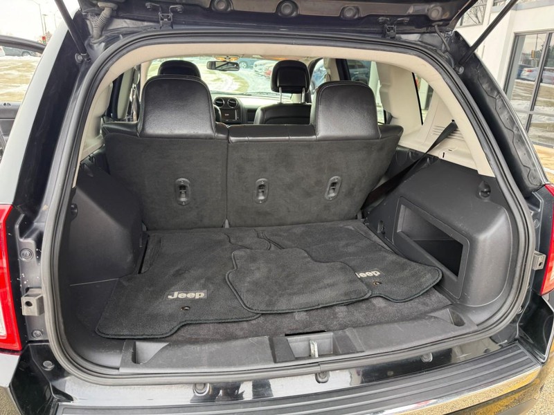 Jeep Compass Vehicle Full-screen Gallery Image 11