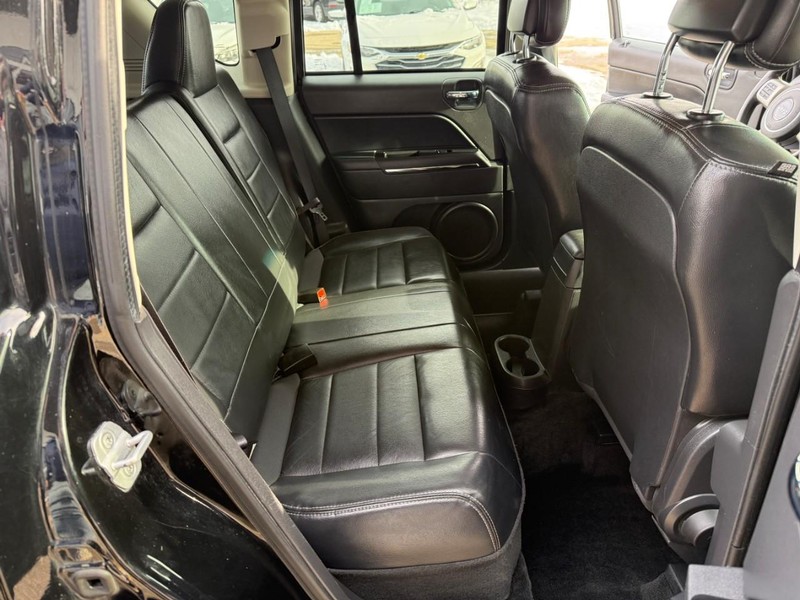 Jeep Compass Vehicle Full-screen Gallery Image 12