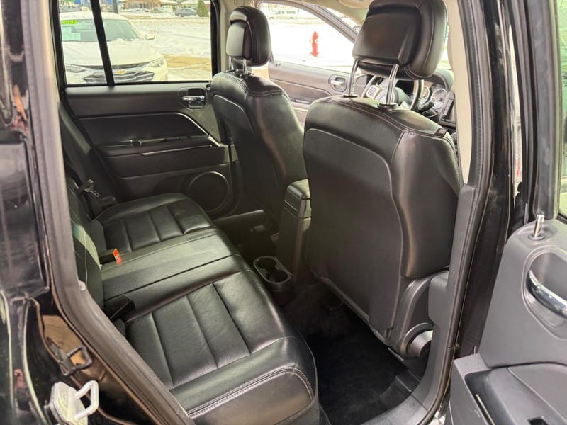 Jeep Compass Vehicle Full-screen Gallery Image 13