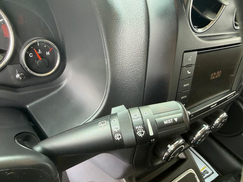 Jeep Compass Vehicle Full-screen Gallery Image 19