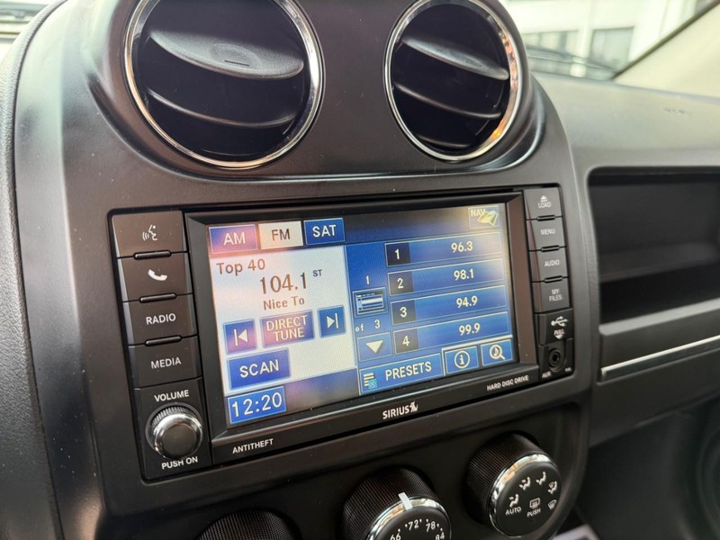 Jeep Compass Vehicle Full-screen Gallery Image 21