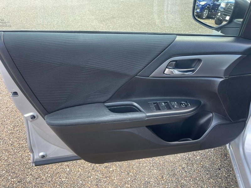 Honda Accord Sedan Vehicle Image 15