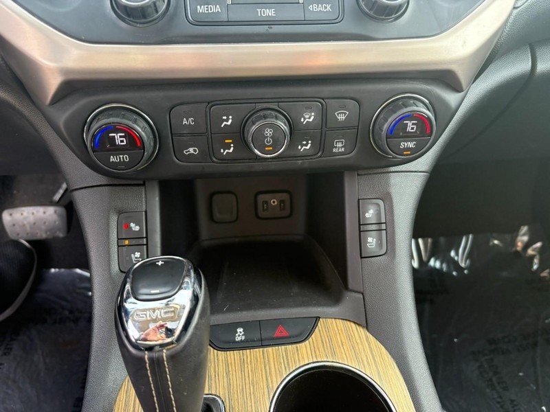 GMC Acadia Vehicle Image 08