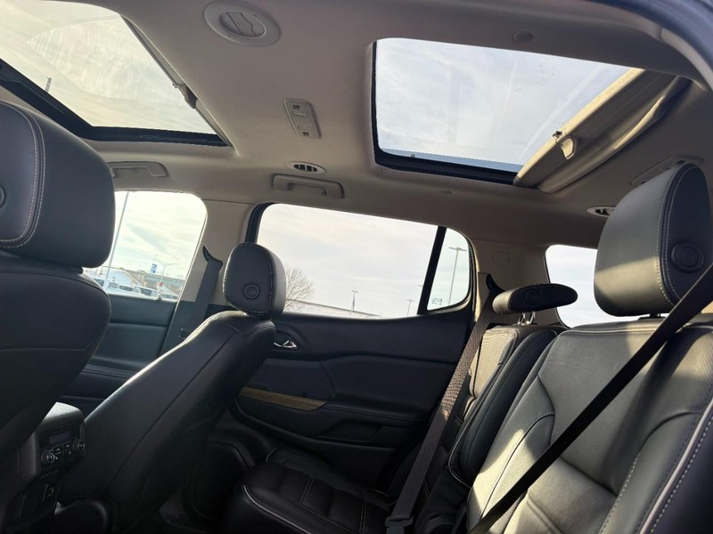 GMC Acadia Vehicle Image 12