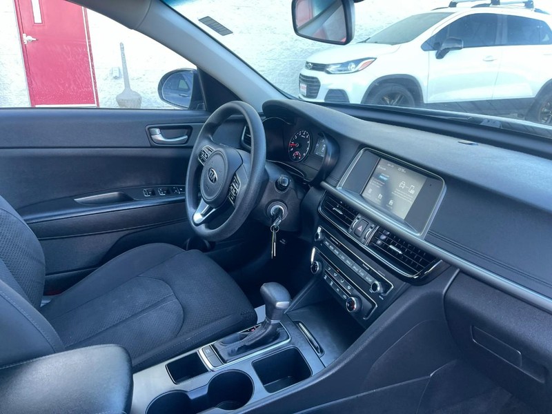 Kia Optima Vehicle Image 09