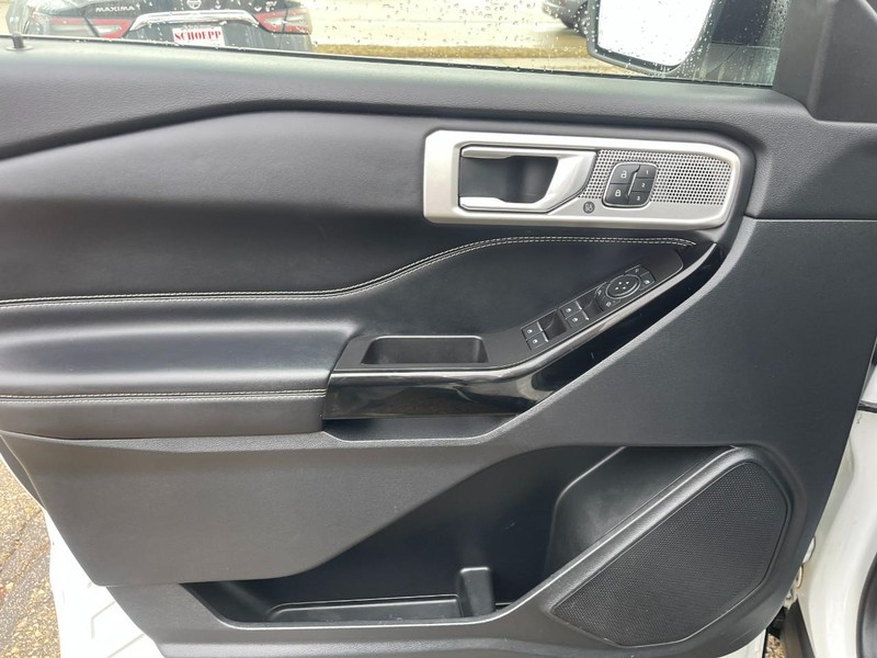 Ford Explorer Vehicle Image 13